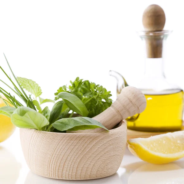 Kruiden, citroensap en olijfolie — Stockfoto