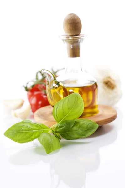 Оливковое масло и овощи — стоковое фото