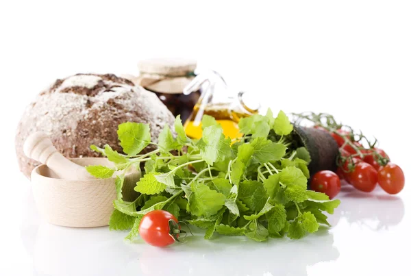 Kräuter, Brot, Gemüse und Olivenöl — Stockfoto
