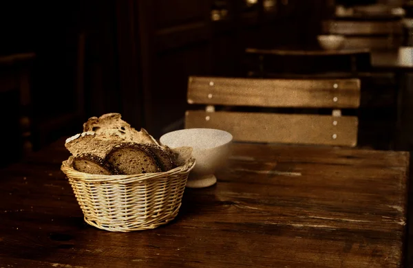 Φέτες ψωμί σε ένα καλάθι και λευκή ζάχαρη — Φωτογραφία Αρχείου