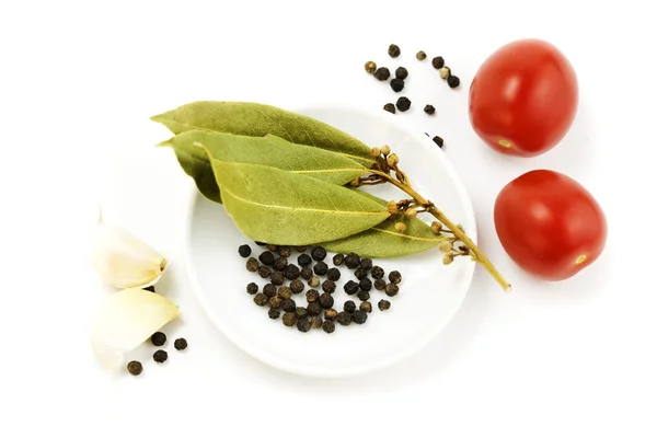 Garlic, tomato, peppercorn and bay leaf — Stock Photo, Image