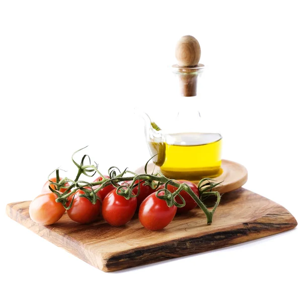 Fles olijfolie en tomaten — Stockfoto