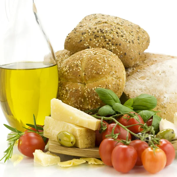 Frisches Brot, Kräuter und Gemüse — Stockfoto