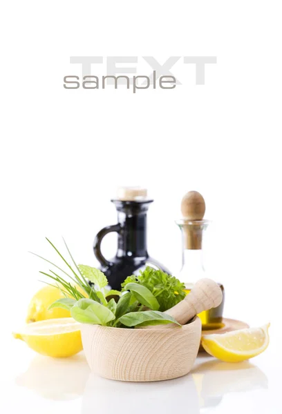 Olivolja, basilika och grönsaker — Stockfoto
