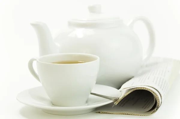 Ranní šálek čaje a tisk na bílém pozadí — Stock fotografie