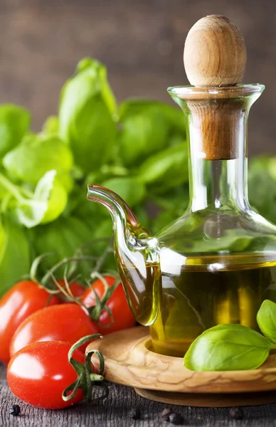 Olivenöl, Basilikum und Gemüse — Stockfoto