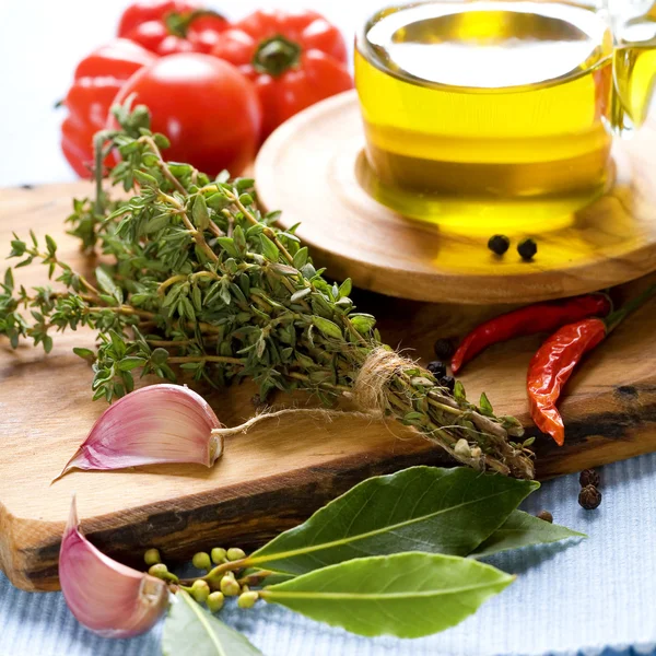 Botella de aceite de oliva y condimentos —  Fotos de Stock