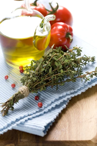 Bouteille d'huile d'olive et condiments — Photo