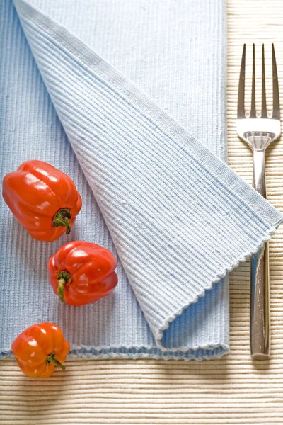 Vork en paprika op blauwe servet — Stockfoto