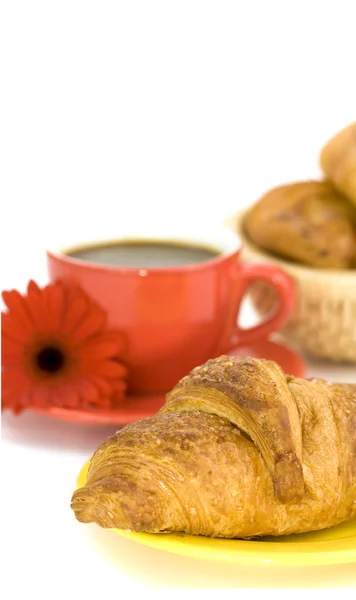 Reggeli kávéval és croissanttal — Stock Fotó