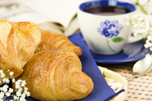 Breakfast with coffee and croissants — Stock Photo, Image