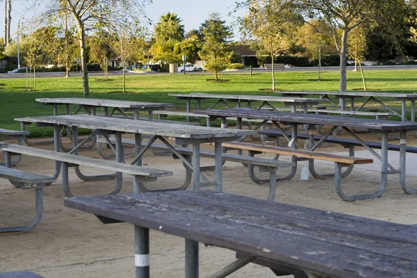 Lege tabellen in het park — Stockfoto