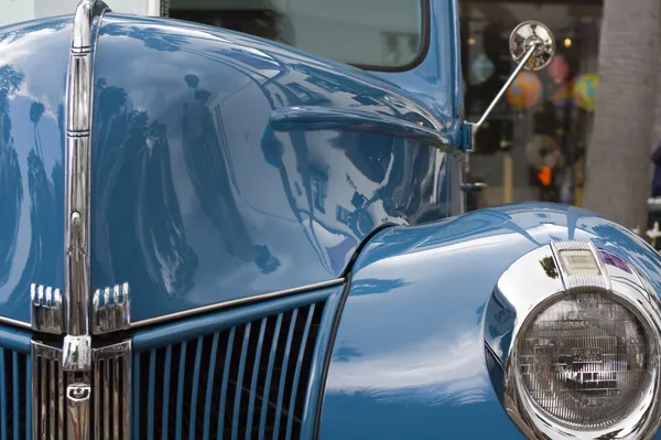 Oude blauwe auto — Stockfoto