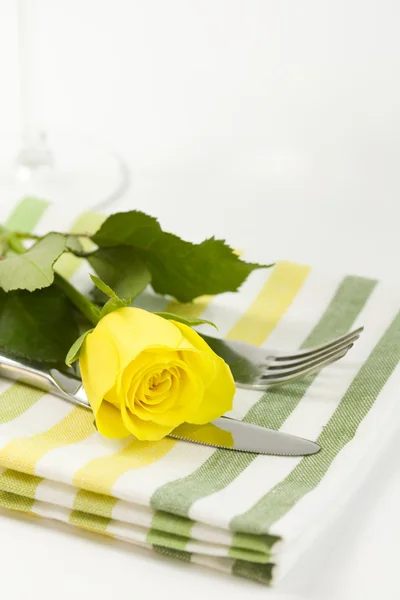 노란 장미와 함께 장소 설정 — 스톡 사진
