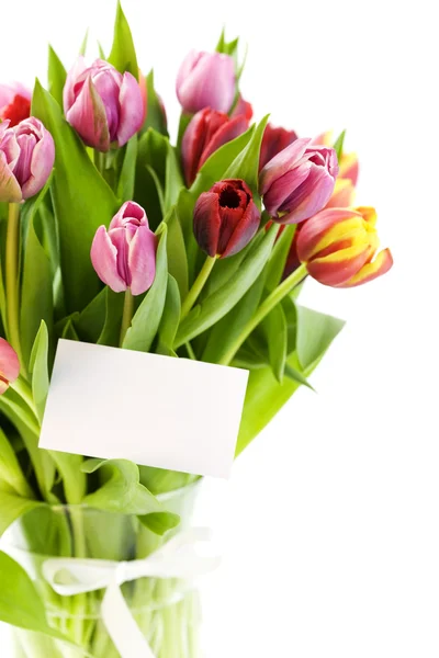 郁金香与空白礼品卡的花束 — 图库照片