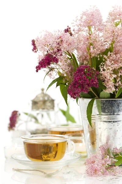 Травяной чай и цветы — стоковое фото
