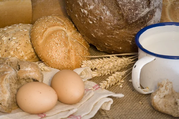 Tarwe, brood, melk en eieren — Stockfoto