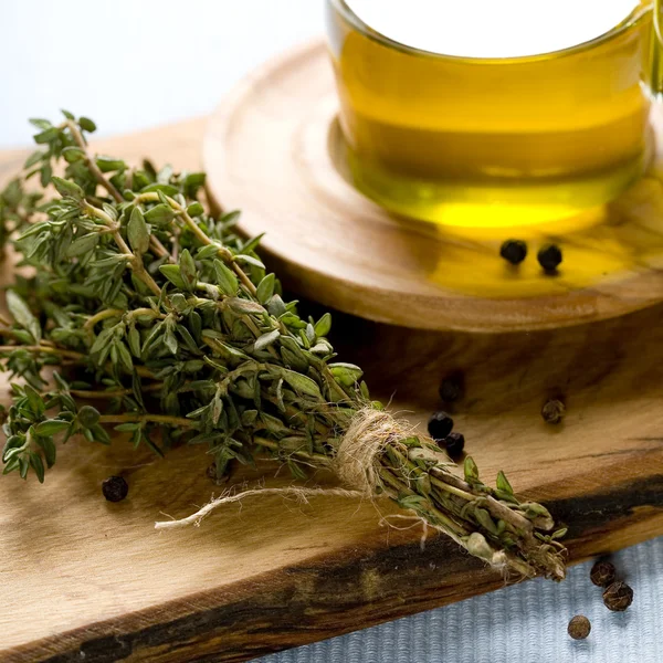 Розмарин и оливковое масло — стоковое фото