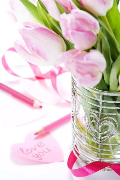 Miłość wiadomości i tulipany — Zdjęcie stockowe