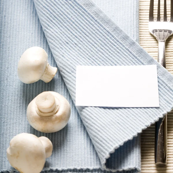 Garfo e cogumelos em guardanapo azul — Fotografia de Stock