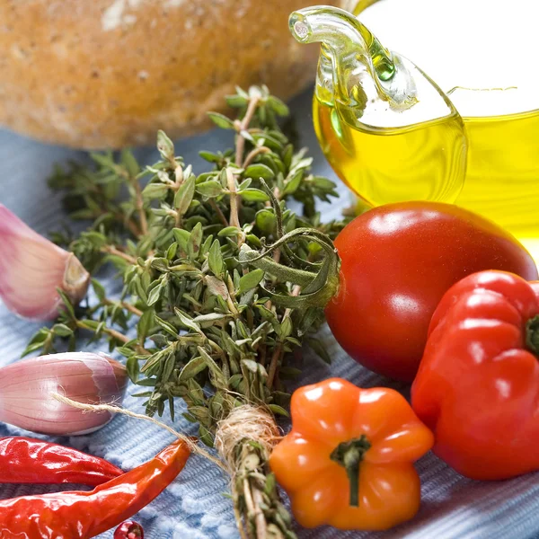 Bouteille d'huile d'olive et condiments — Photo