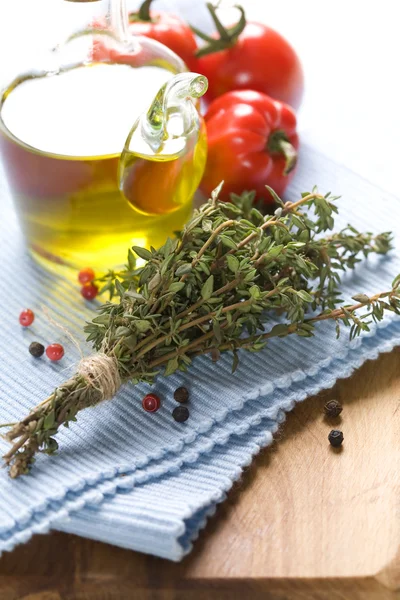 Butelka oliwy z oliwek i przyprawy — Zdjęcie stockowe