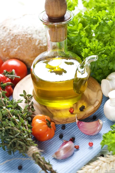 Bottiglia di olio d'oliva e condimenti — Foto Stock
