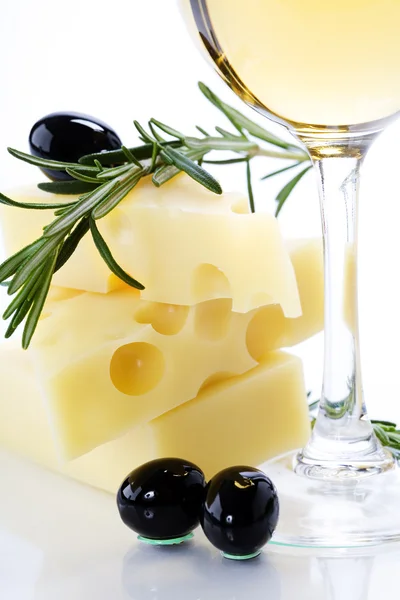 Zeytin, peynir ve beyaz şarap — Stok fotoğraf