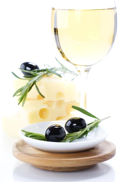 Azeitonas, queijo e vinho branco — Fotografia de Stock