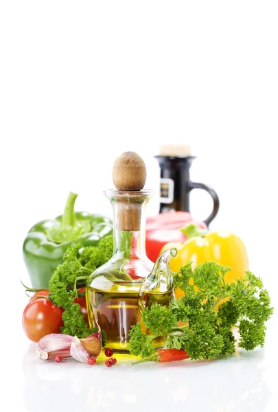 蔬菜静物用橄榄油 — 图库照片