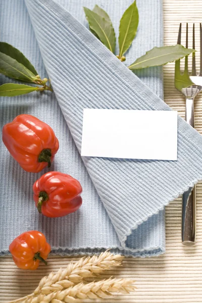 Forchetta e verdure su tovagliolo blu — Foto Stock