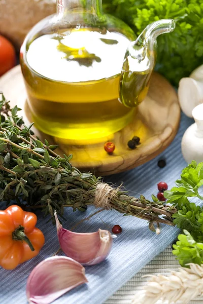 Butelka oliwy z oliwek i przyprawy — Zdjęcie stockowe