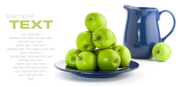 Zelená jablka a modrý džbánek — Stock fotografie