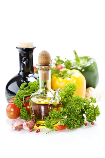 Vegetales bodegón con aceite de oliva — Foto de Stock
