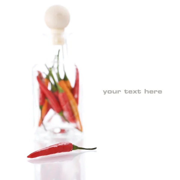 Rot und orange Paprika in einer Glasflasche — Stockfoto