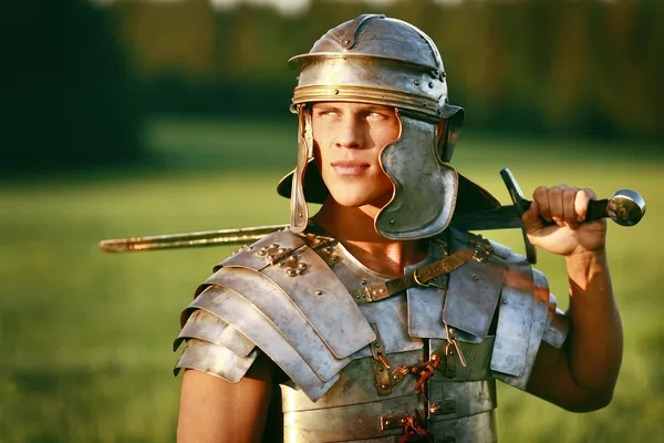 Een dappere Romeinse soldaat in veld. — Stockfoto