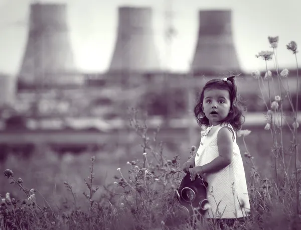 Маленькая девочка с противогазом в руках — стоковое фото