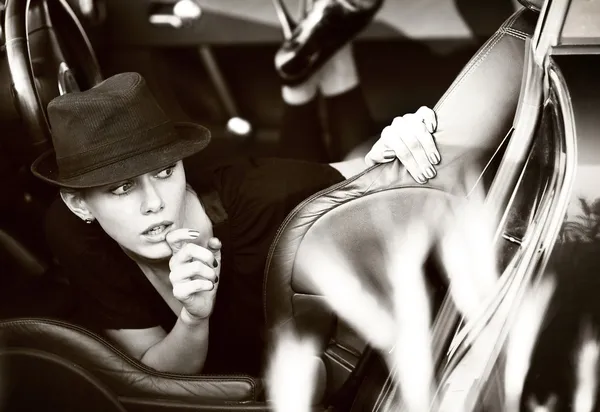黒い帽子のファッショナブルな女の子 — ストック写真