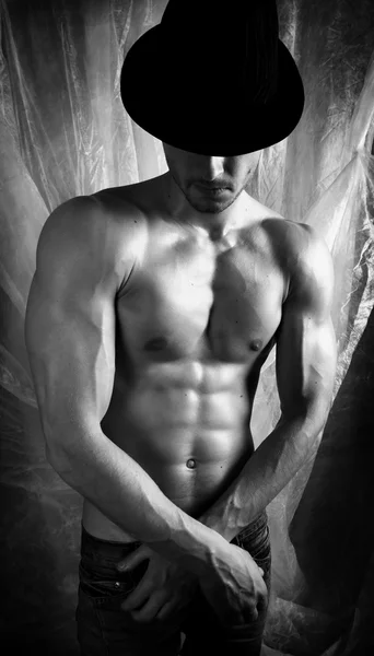Hombres fuertes musculosos en sombrero negro . — Foto de Stock