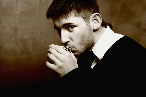 Schöner junger Junge schlürft Kaffee Latte — Stockfoto