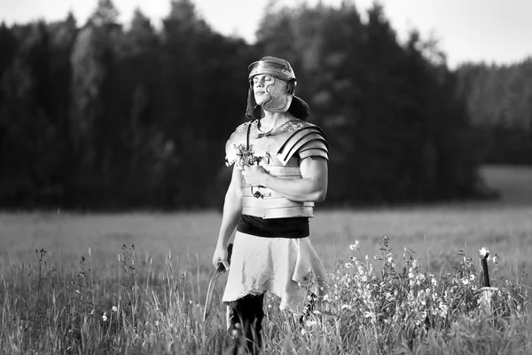 Римский легионер с букет цветов . — стоковое фото