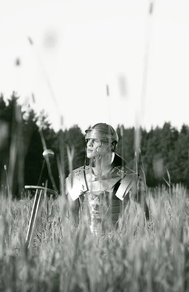 Um soldado romano no campo . — Fotografia de Stock