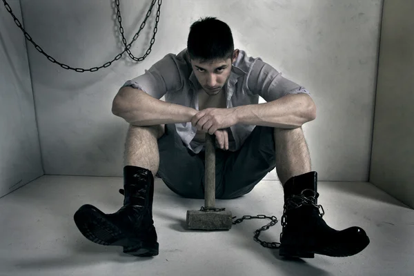 Prigioniero disperato in una stanza grigia . — Foto Stock