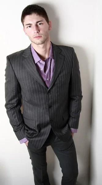 Schöner Mann im eleganten grauen Anzug — Stockfoto