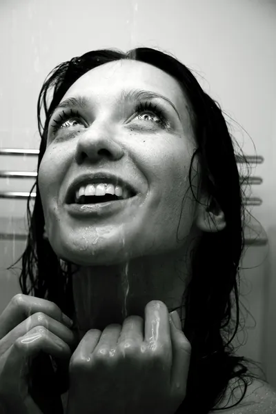 Close-up de bela cara de mulher molhada — Fotografia de Stock