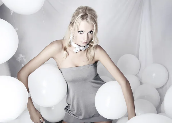 Chica glamour con globos blancos — Foto de Stock