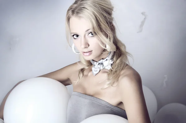 Glamour lány fehér léggömbökkel — Stock Fotó