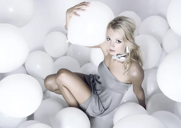 Glamour flicka med vita ballonger — Stockfoto