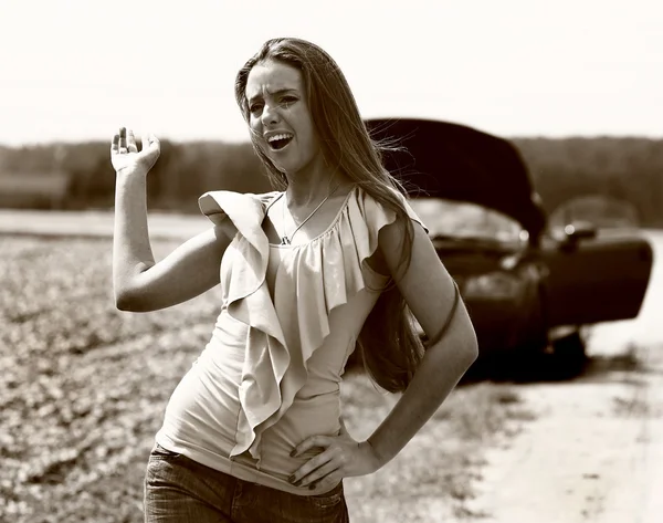 Η συναισθηματική κορίτσι κοντά σπασμένο αυτοκίνητο. — Φωτογραφία Αρχείου