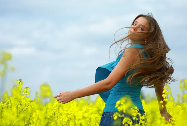 Attractive young woman on field — Stock Photo, Image